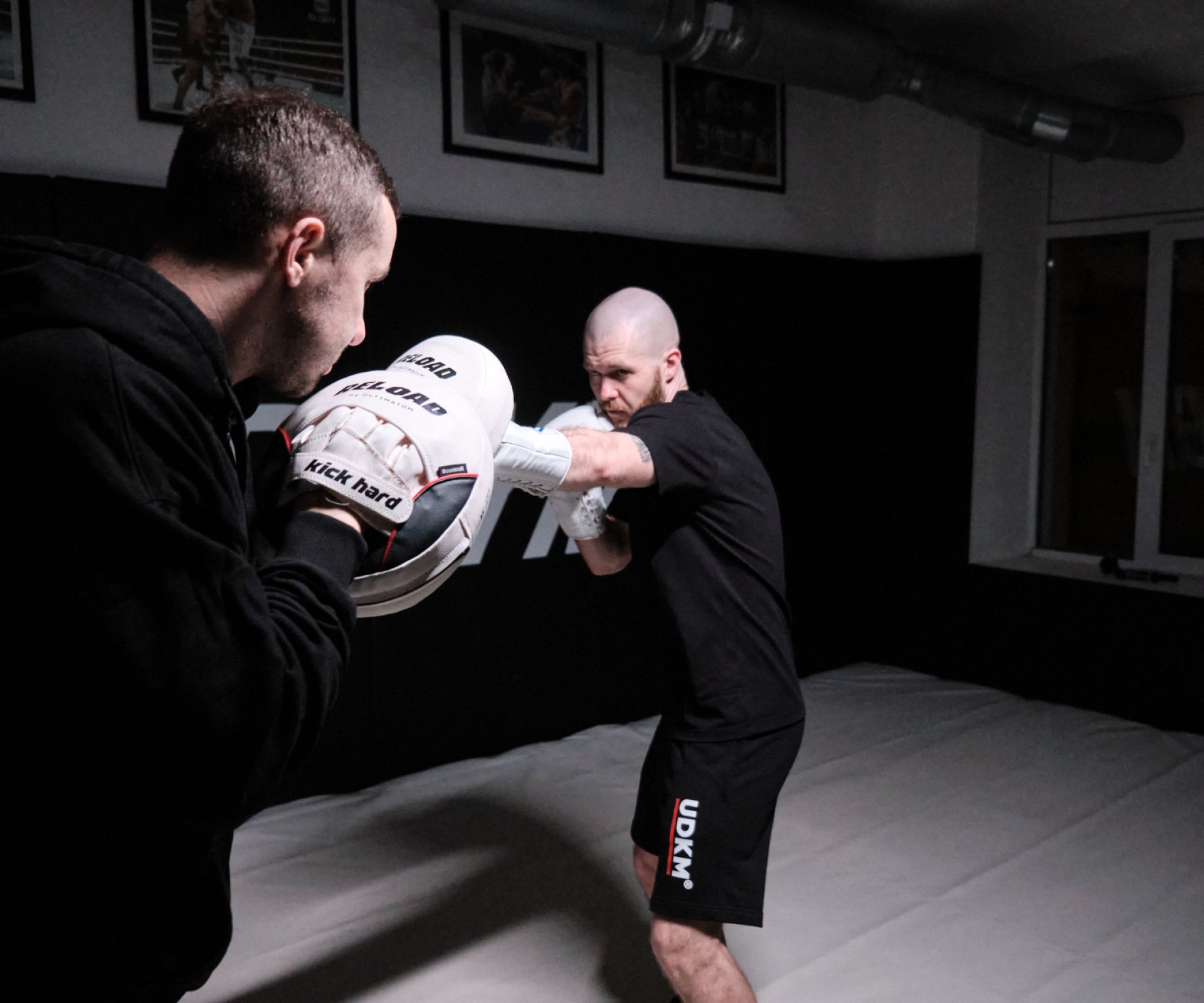 Тренировка по кикбоксингу Тренировка по кикбоксингу - фото