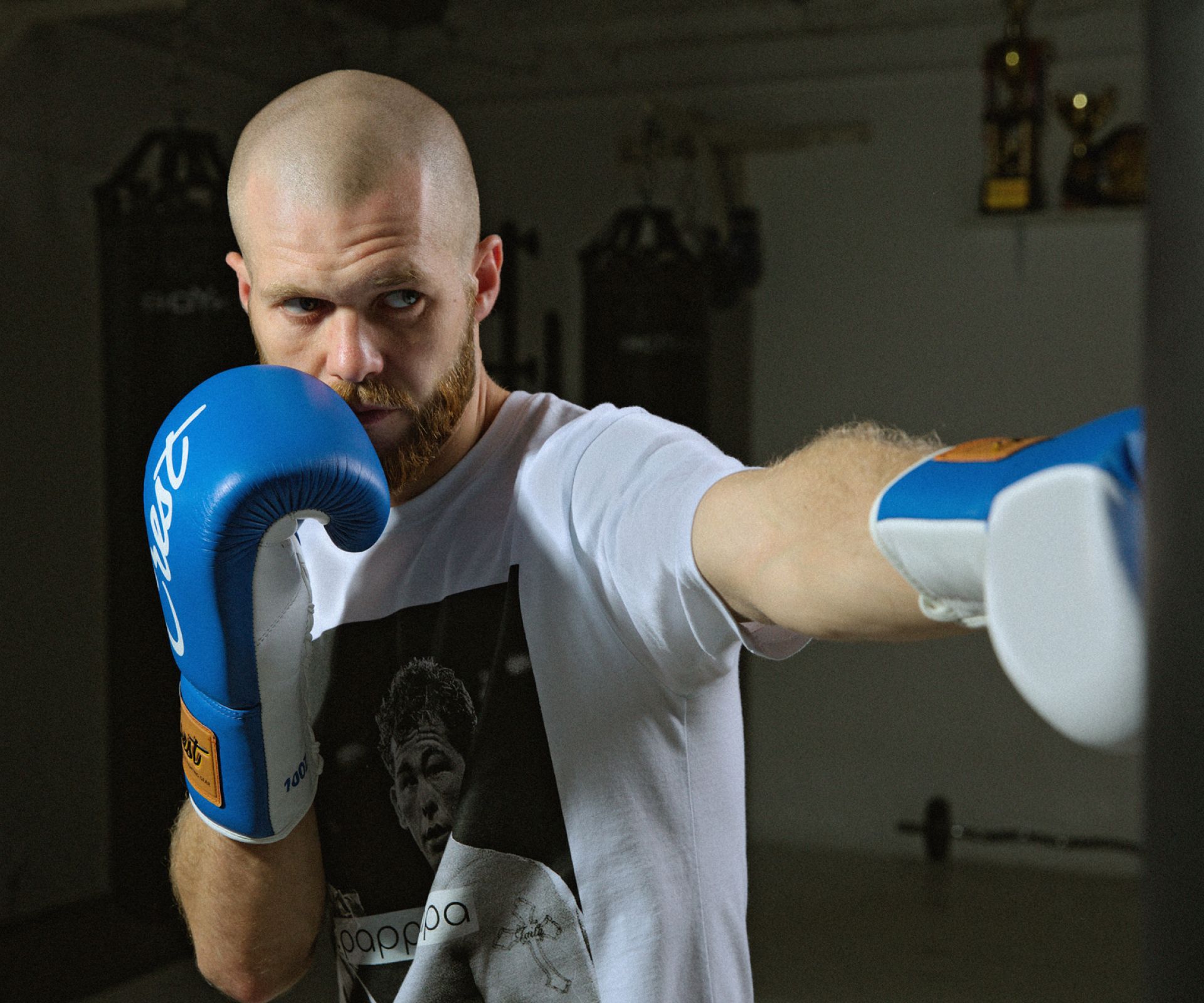 Удар рукой на тренировке Удар рукой на тренировке - фото