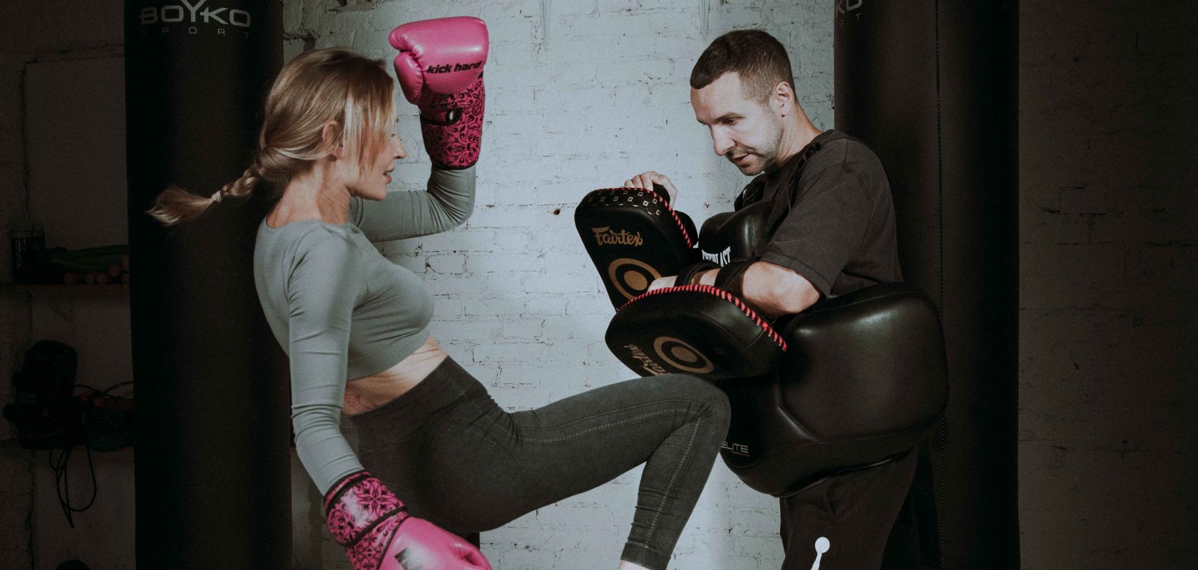 Удар ногой в тайском боксе - фото