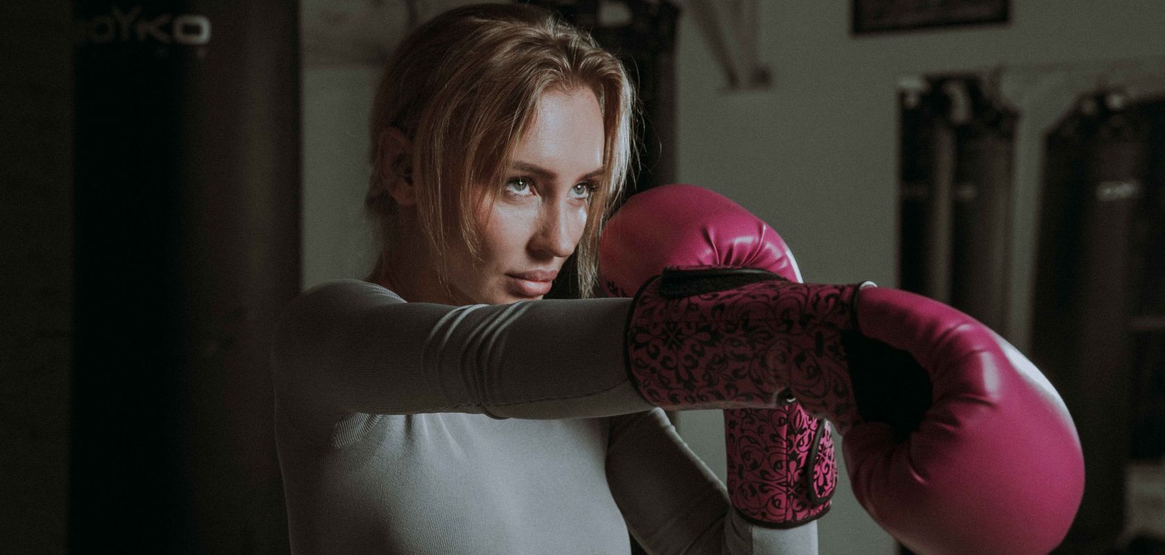 Удар в женском кикбоксинге - фото