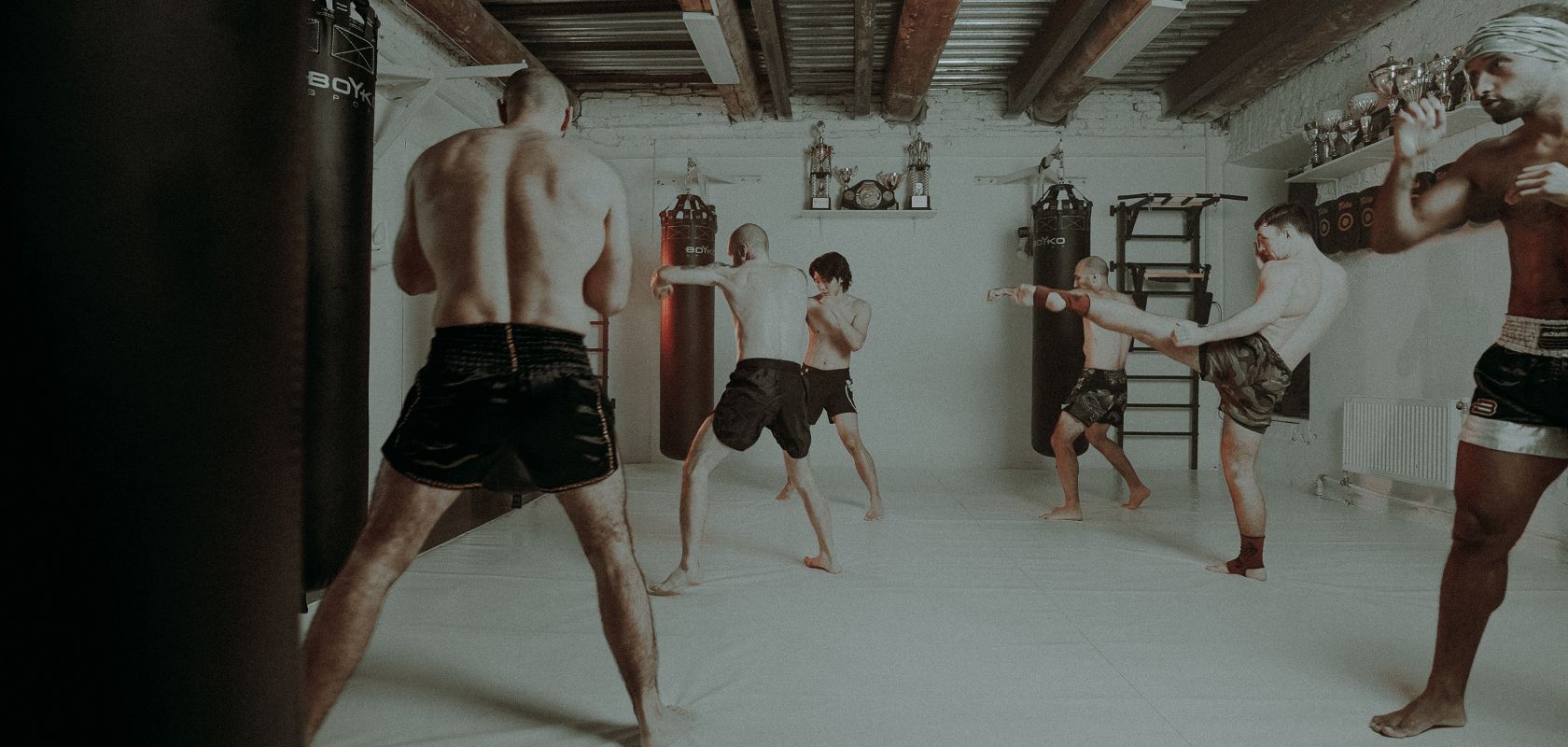 Тренировка по кикбоксингу в зале Тренировка по кикбоксингу в зале - фото