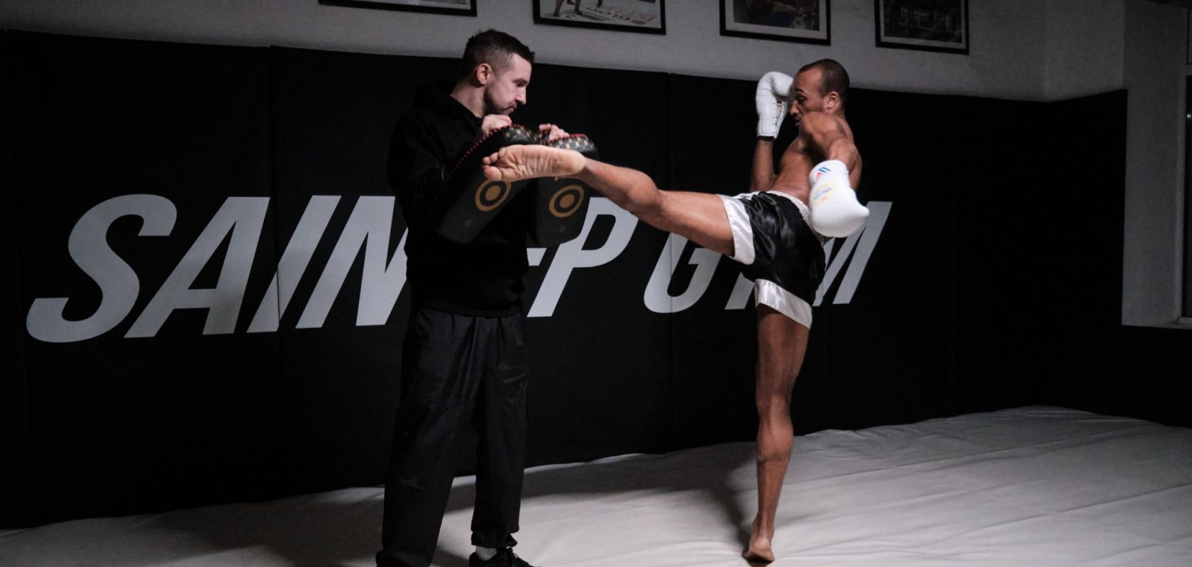 Удар ногой в кикбоксинге Удар ногой в кикбоксинге - фото