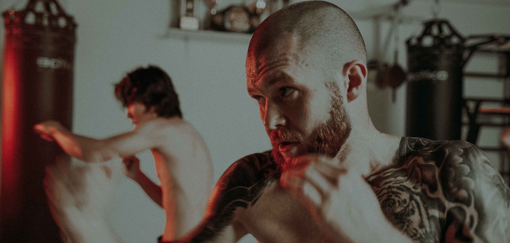 Мужчина на тренировке по кикбоксингу - фото