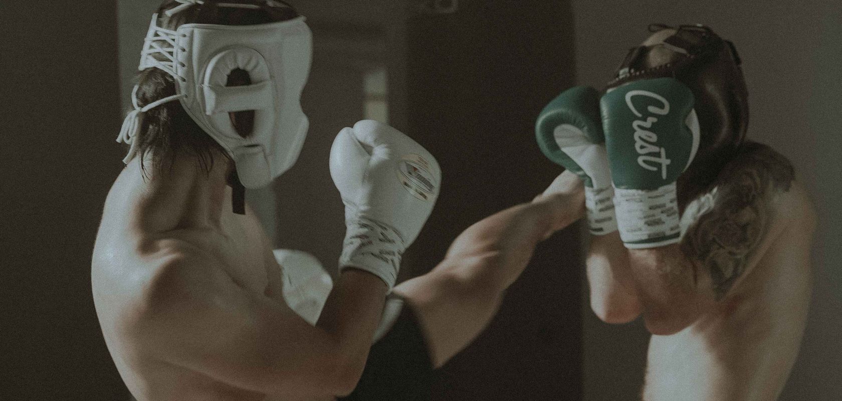 Удар ногой сбоку - фото