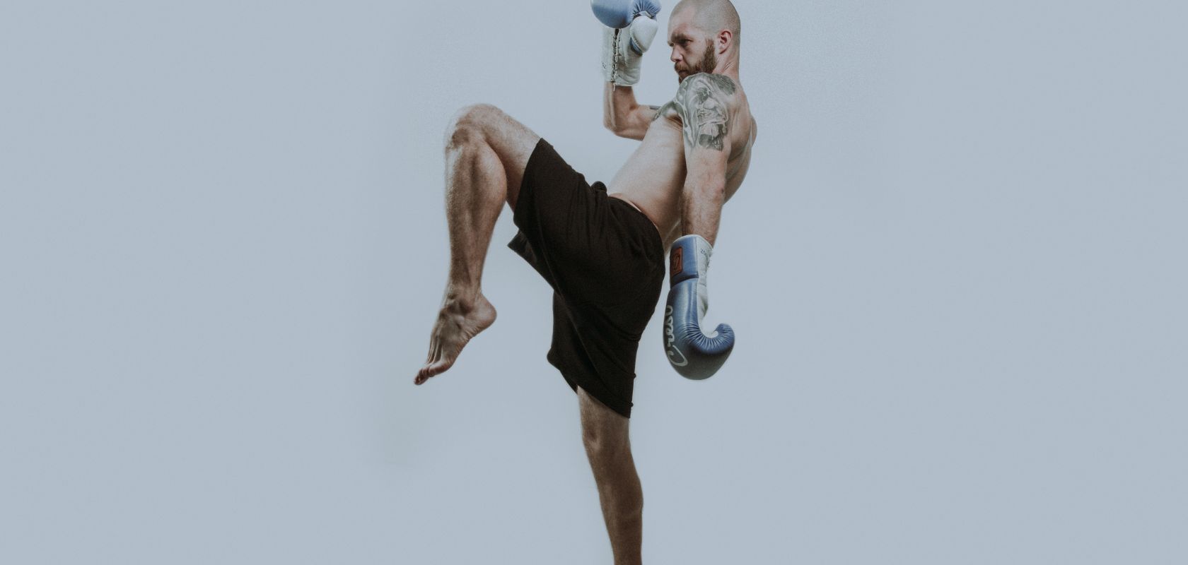 Удар коленом в кикбоксинге Удар коленом в кикбоксинге - фото