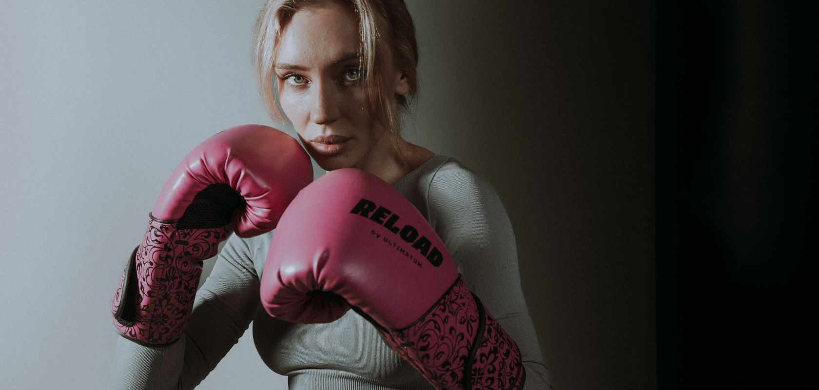 Стойка в женском кикбоксинге - фото