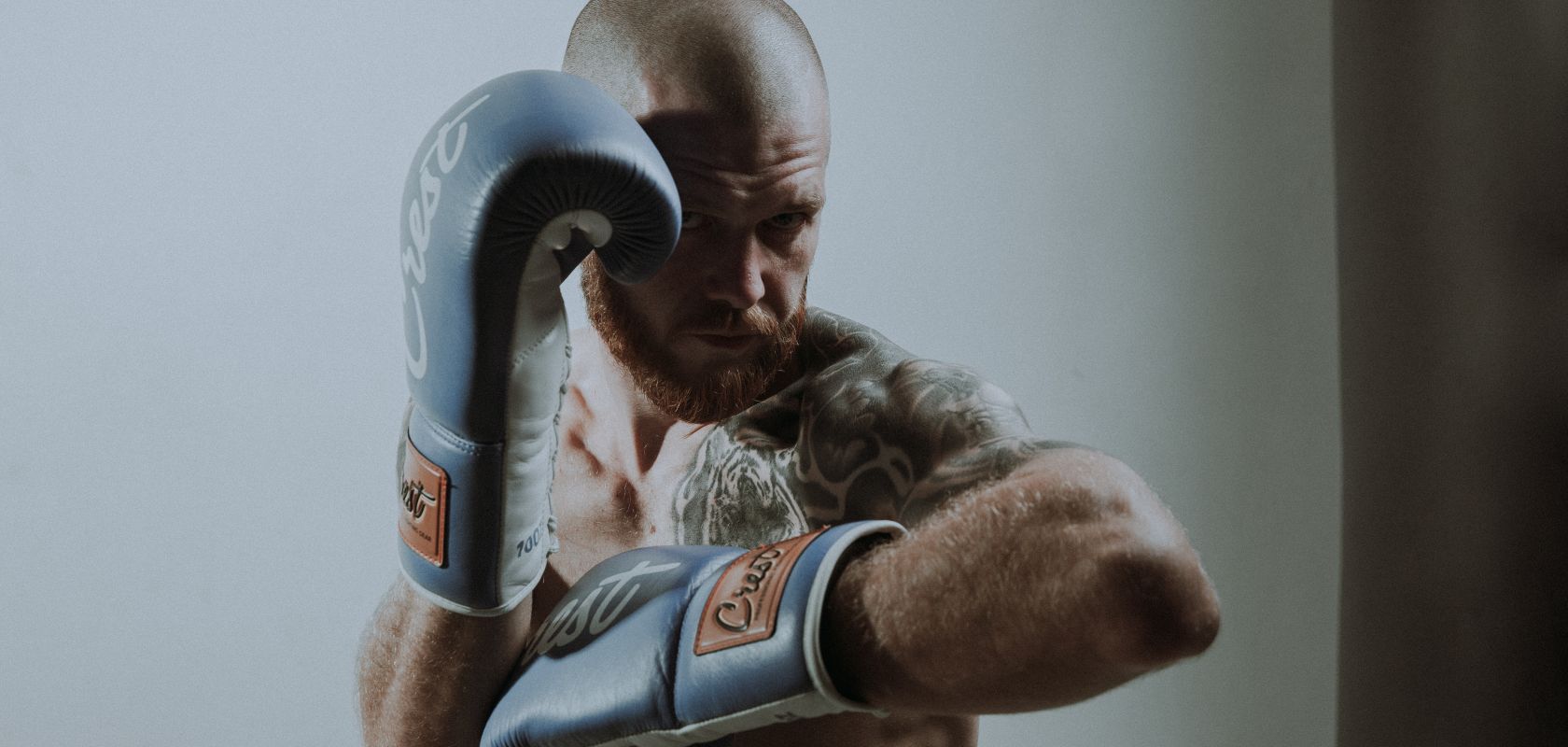 Удар локтем в кикбоксинге Удар локтем в кикбоксинге - фото