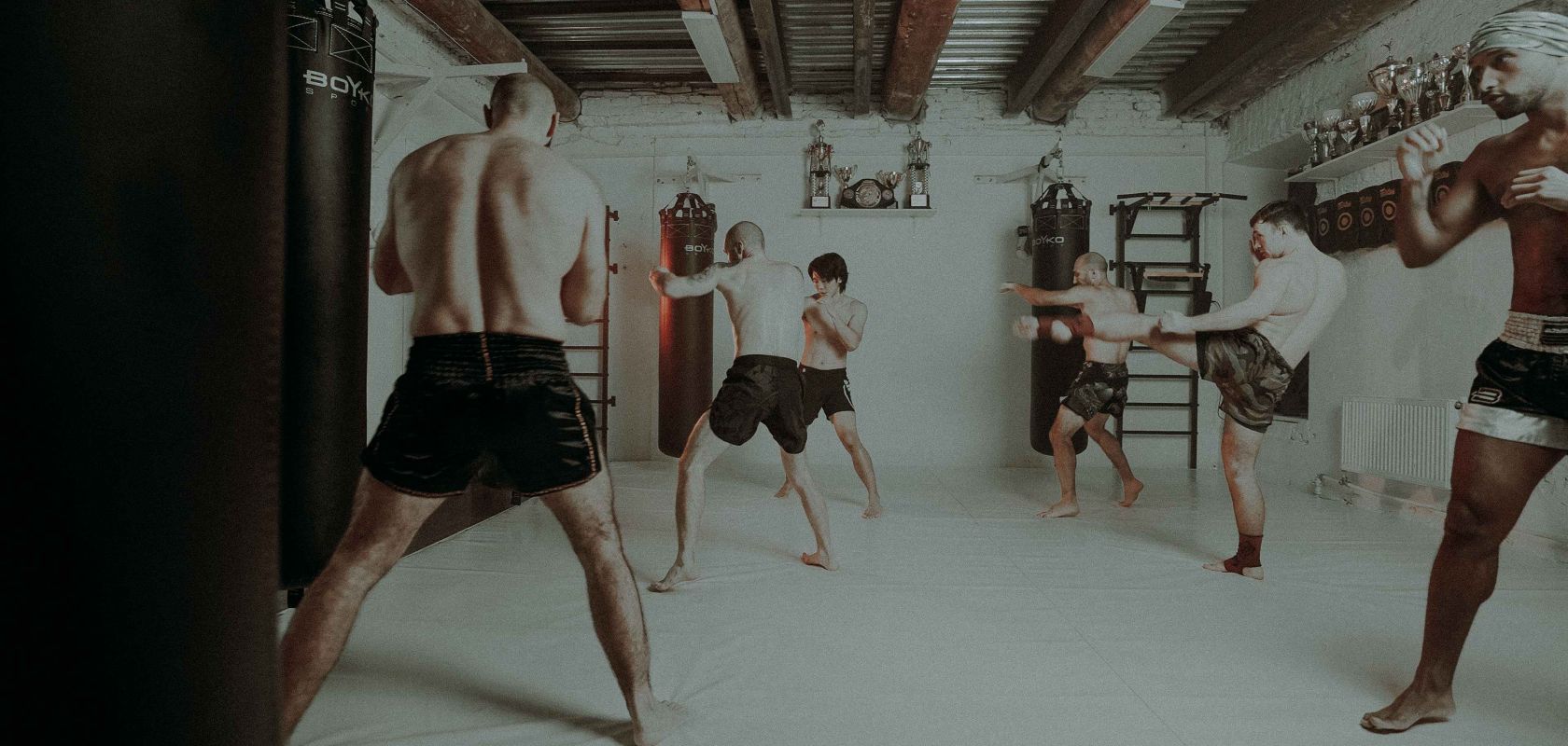 Тренировка по кикбоксингу в спортзале - фото