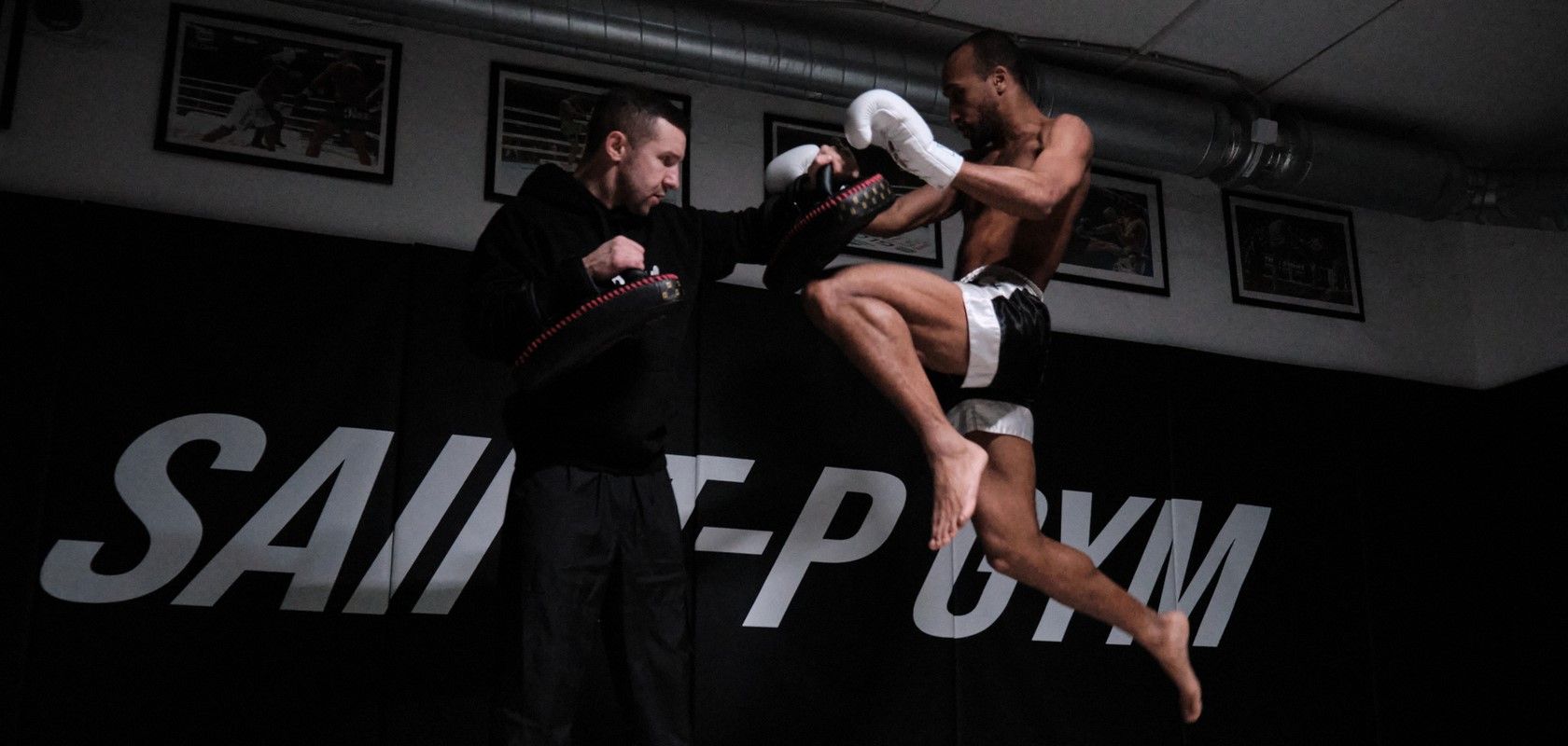 Удар коленом в муай тай - фото