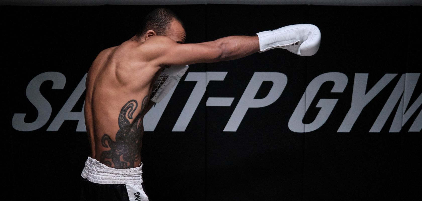 Удар рукой в кикбоксинге Удар рукой в кикбоксинге - фото