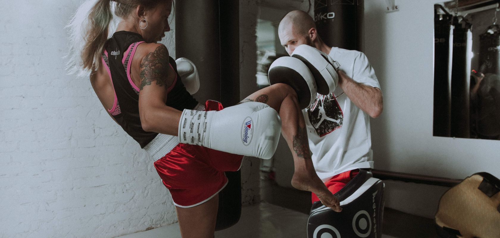 Удар в муай тай Удар в муай тай - фото